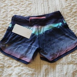Lululemon Groovy Run Short Beachscape NWT 4